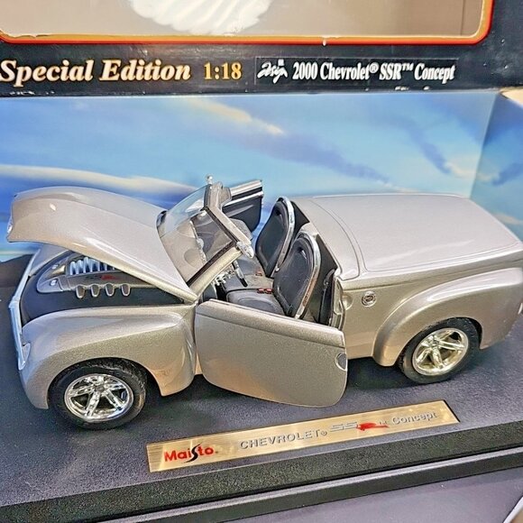 Maisto Silver 2000 Chevrolet SSR Concept 1:18 Scale Diecast Special Edition Box - Picture 1 of 14